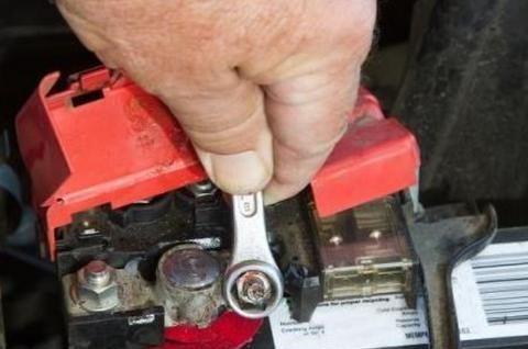 修车时换下来的这4个零件，一定要记得带走，旧件也很值钱！