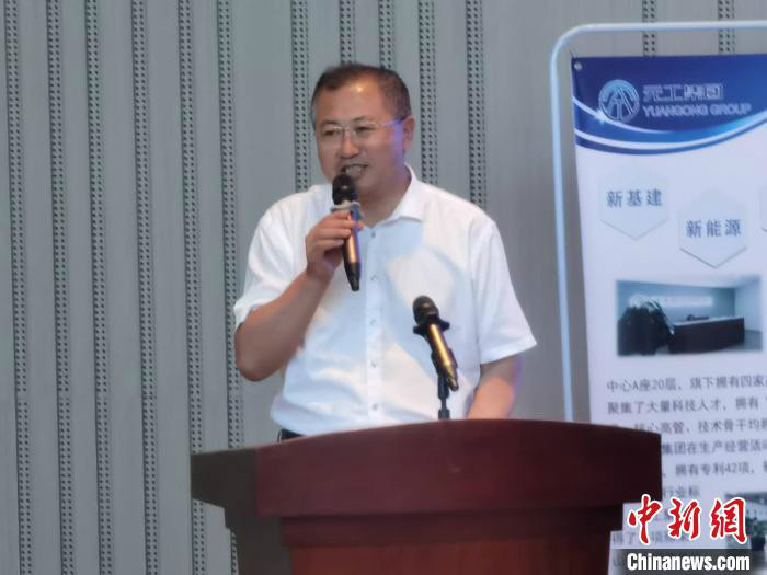 华舰体育控股集团有限公司党委书记、董事长赵晓春发言。 胡健 摄