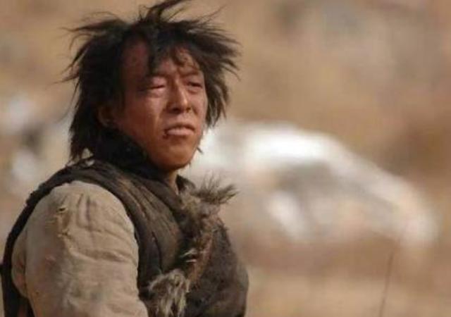 同样是演乞丐,周星驰蓬头垢面用手抓饭,杨颖干净的像个富家小姐