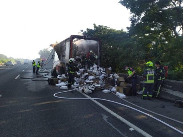 台湾一辆货车途中无故起火，2万件防疫隔离衣被烧毁