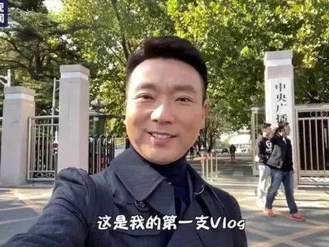 康辉也玩Vlog，晒化妆包手法熟练，可英文发音被指不如欧阳娜娜