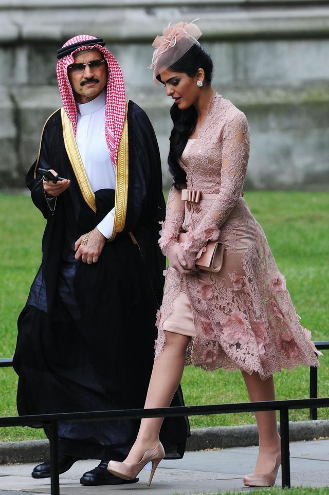 84岁沙特国王亮相背部佝偻拄拐杖前王妃衣品高不戴头巾超惊艳