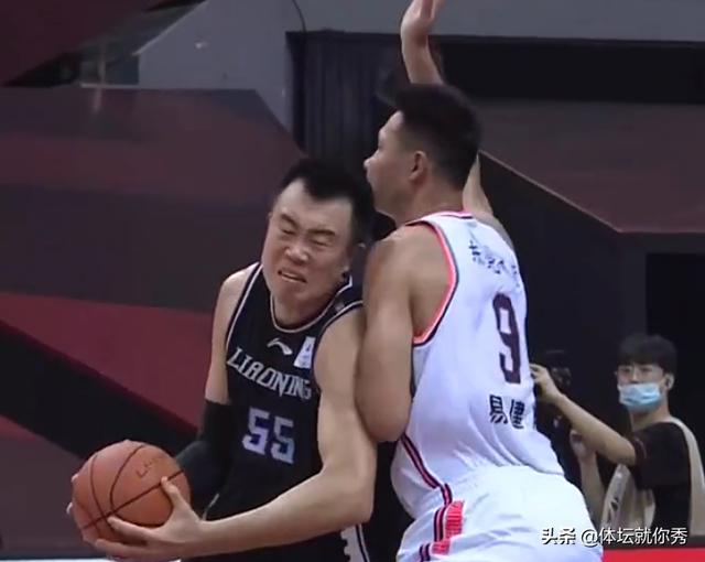 韩德君1v1单打易建联,强硬完成2 1 谁注意阿联的