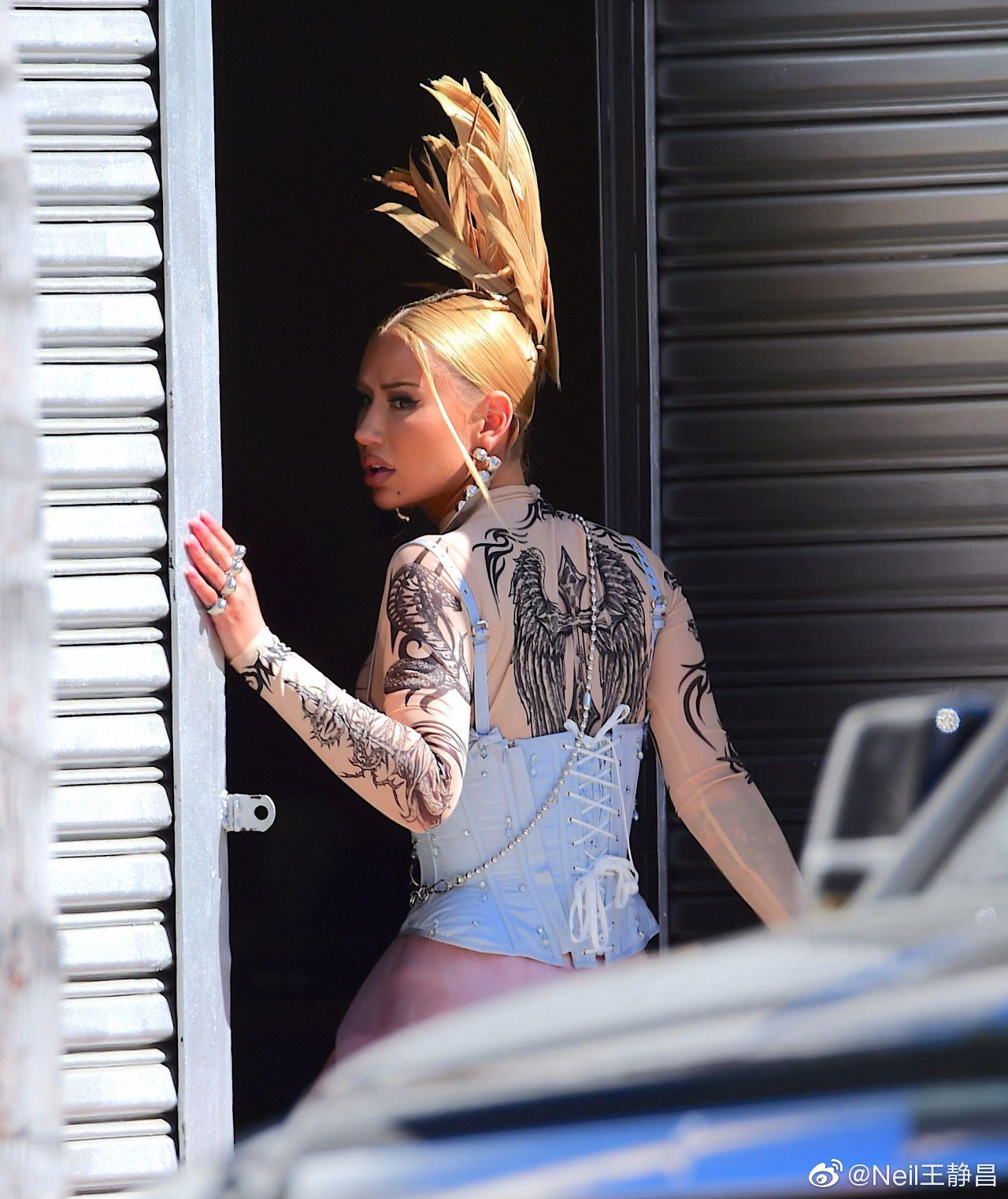 说唱歌手iggy azalea前两天在洛杉矶街头遛娃