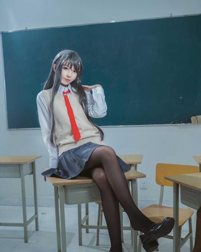 cosplay:jk短裙配"黑丝"的麻衣学姐,坐姿太撩人,都没办法好好上课了.