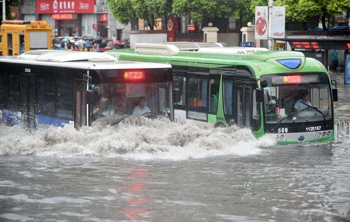 新司机学堂｜暴雨天气爱车被淹怎么办？ 包你成为雨中“老司机”