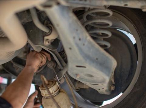 保养并非只是换机油，这4个零件不换，车很有可能是白白保养！