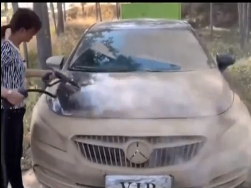 “奔驰”去洗车，洗到一半却变成了别克，洗车工：还有这功能？