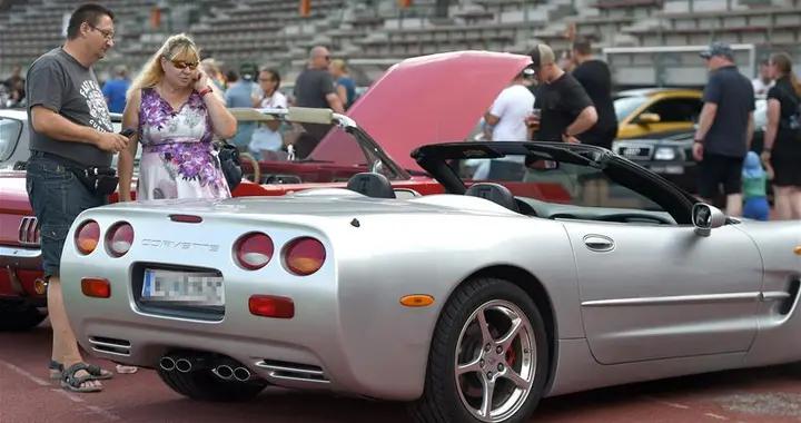 奥地利施韦夏特举行老式车展