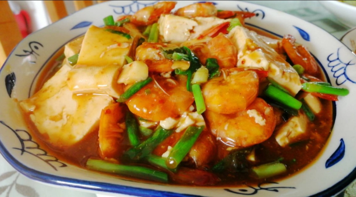 鱼香豆腐烧大虾汤汁鲜美豆腐嫩鲜滑爽分享浓稠鲜香的汤汁制做技巧