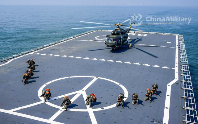 陆军直升机登上海军两栖巨舰，背后意义十分巨大