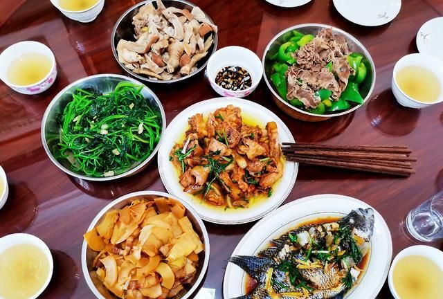 生日宴10人吃饭,6菜1汤,不铺张不浪费,全光盘