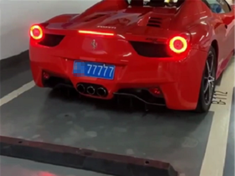 江门“网红车”法拉利458，车价百万，挂5个7车牌，牌就值7位数