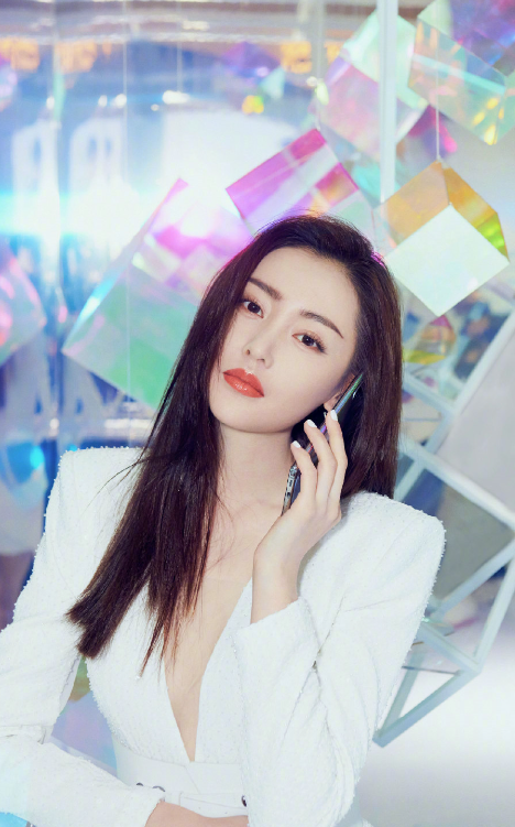 张天爱真是不服老,潮流服装秀性感身材,这身材谁不想拥有?