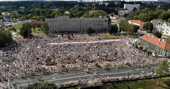 白俄罗斯20多万人爆发该国史上最大规模抗议，要求总统下台
