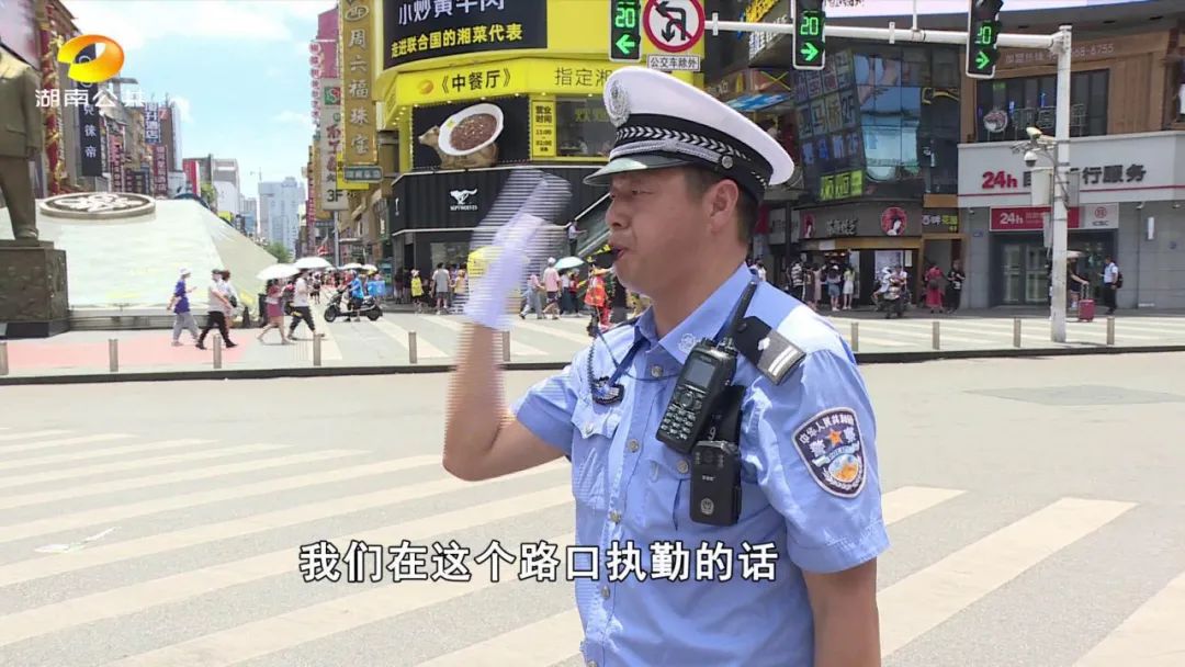 长沙最"热"交警岗 执勤中衣服"秒湿"