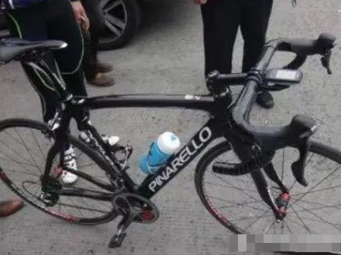 宝马超车撞倒自行车，准备赔偿800了事，自行车主：看我车标是啥