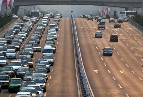 汽车机油有讲究，换早了浪费晚了有损害，老司机告诉你多久换一次