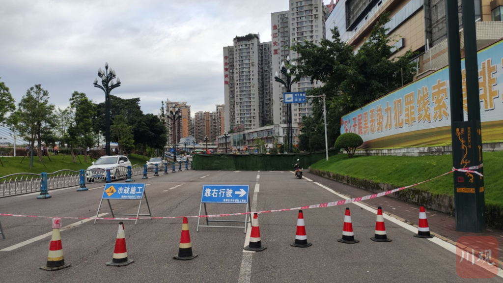 四川宜宾银龙广场路面塌陷未致伤亡 已实行交通管制