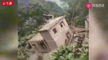 元阳县黄茅岭发生一起滑坡地质灾害,村民拍下民房地基被冲走瞬间.