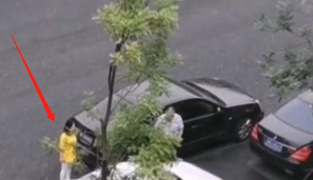 不会停车活该?保时捷被挡开不出车位,女子下车怒踹对方车门4脚休闲区蓝鸢梦想 - Www.slyday.coM 不会停车活该?保时捷被挡开不出车位,女子下车怒踹对方车门4脚休闲区蓝鸢梦想 - Www.slyday.coM