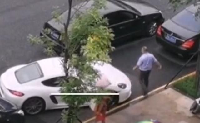 不会停车活该?保时捷被挡开不出车位,女子下车怒踹对方车门4脚休闲区蓝鸢梦想 - Www.slyday.coM 不会停车活该?保时捷被挡开不出车位,女子下车怒踹对方车门4脚休闲区蓝鸢梦想 - Www.slyday.coM