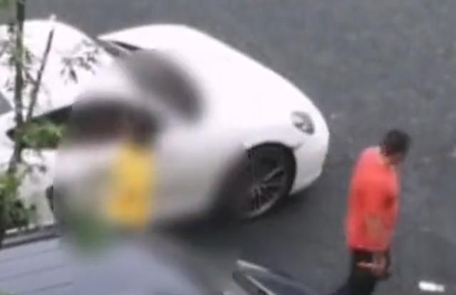 不会停车活该?保时捷被挡开不出车位,女子下车怒踹对方车门4脚休闲区蓝鸢梦想 - Www.slyday.coM 不会停车活该?保时捷被挡开不出车位,女子下车怒踹对方车门4脚休闲区蓝鸢梦想 - Www.slyday.coM