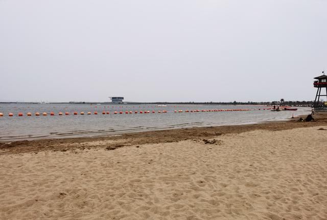 浙江宁波有个"万人沙滩",全长1.88公里,可供1万多人同时游玩