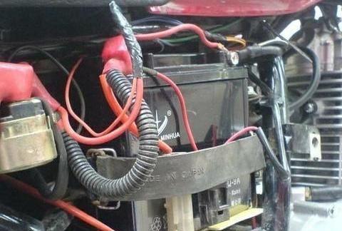 车友问，跨骑电喷摩托车如何选与之配套的电瓶？