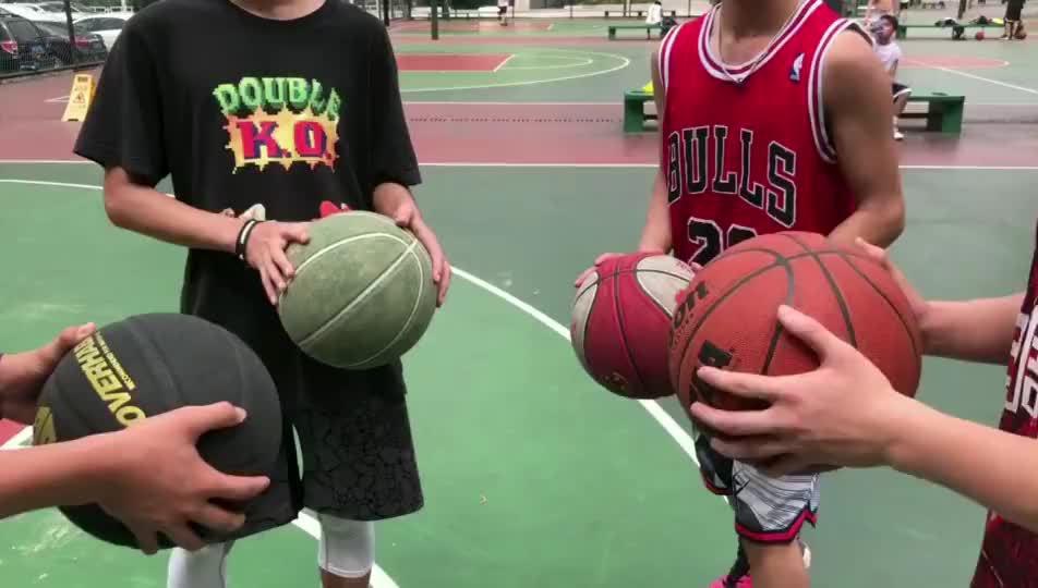 打球男孩子