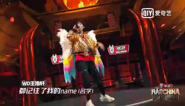 潘帅这是看上暴扣哥的彩色大翅膀了吧