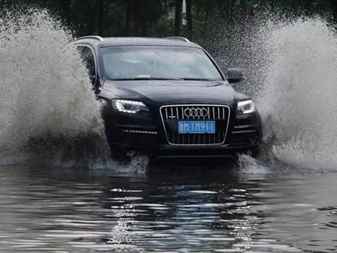 在暴雨中开车时记得把他关掉，发动机报废是不经意间