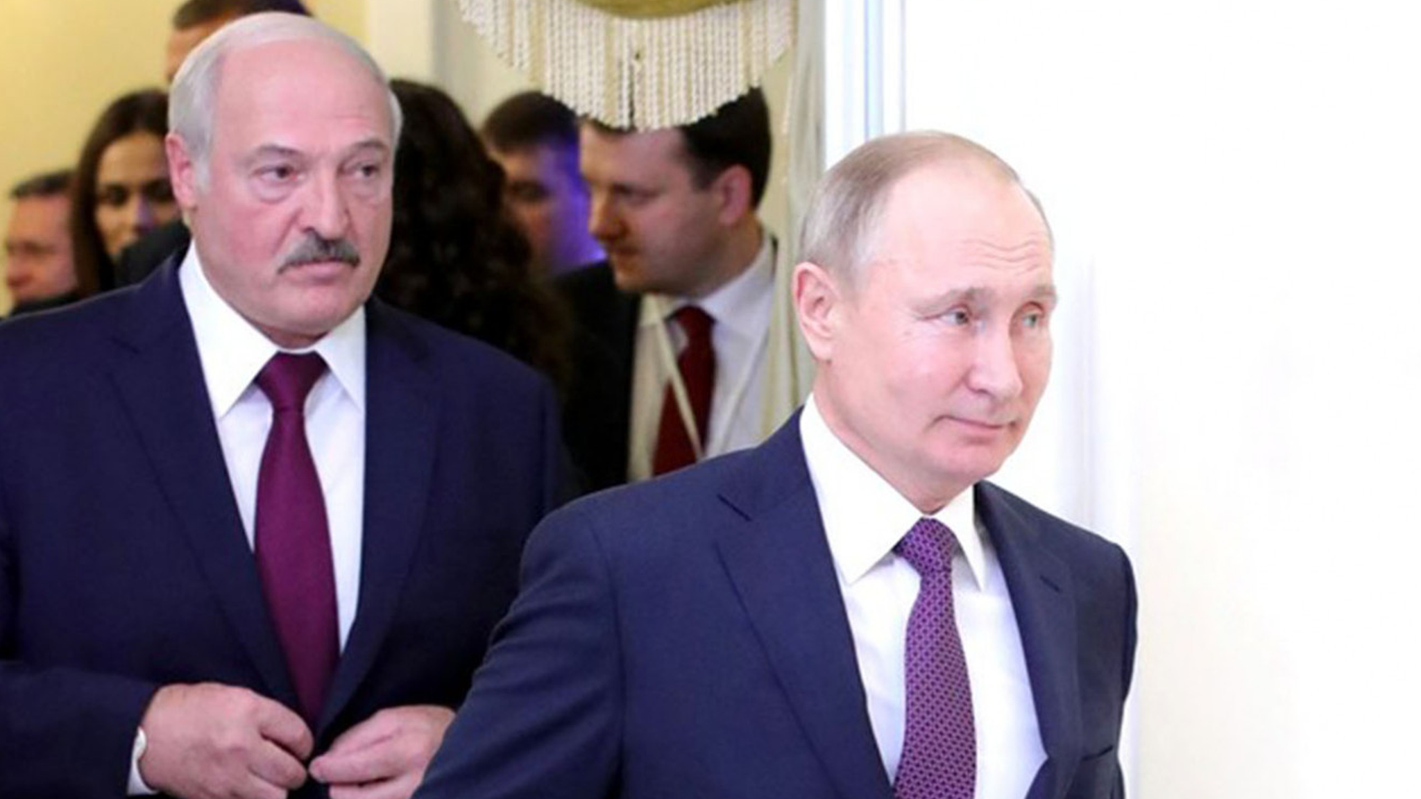 白俄罗斯总统自作自受！普京明确表态俄罗斯不介入，俄军奔向边境