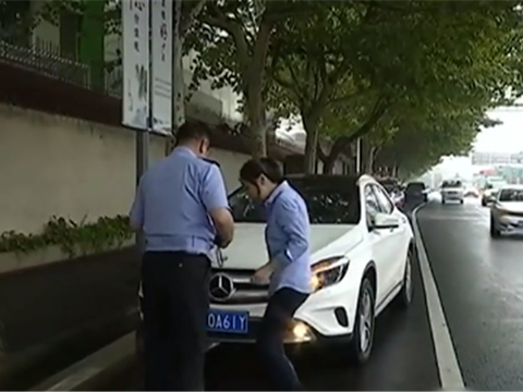 30万奔驰GLA违停，车主女司机，违停被罚款还被扣12分？