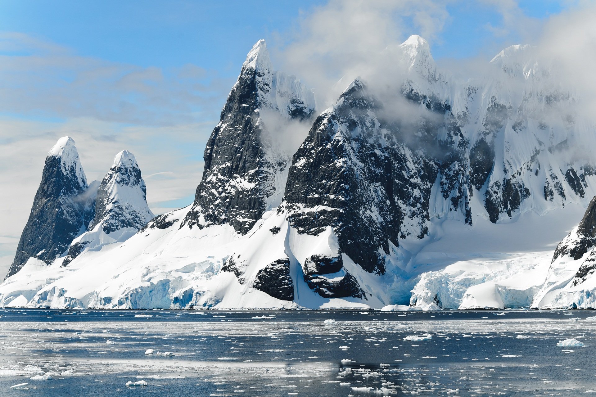 南极洲冰与海洋中的冰山高清摄影大图-千库网