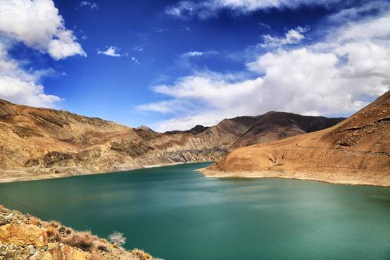 西藏无人机拍下湖泊景象，引网友热议：这简直是“反人类”现象