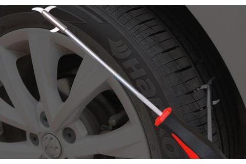 开车上路时尽量躲开这个东西，比钉子还伤轮胎，很多车主都中招了