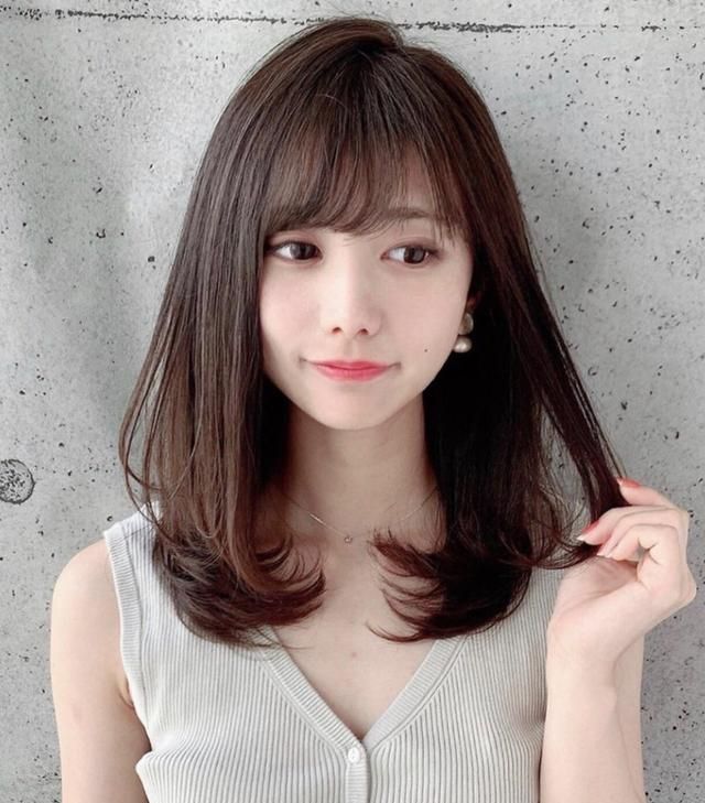 韩式微扣斜刘海配内扣发型,显得知性又淑女,30岁女性剪完也能美成18岁