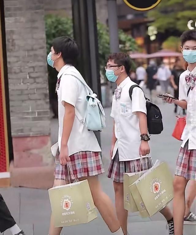 一群男生穿"jk裙"走大街,路人觉得很奇怪,圈内人却觉得很酷