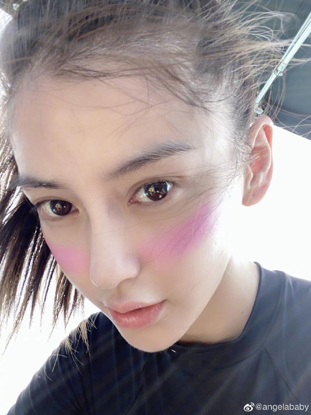 angelababy晒出素颜自拍写道:你们要的自拍节日快乐