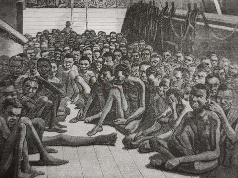 遭残酷虐待的黑奴，打开手铐，冲上甲板，杀死了贩奴船船长