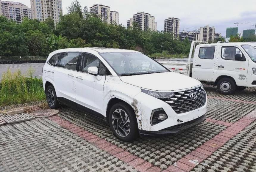并且这款全新车型是北京现代旗下的首款国产mpv,从车尾的车型标识可