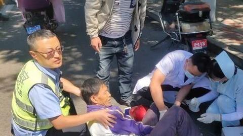 忻州：城区又一男子骑电动车撞到人行桩！小心“人行桩”……