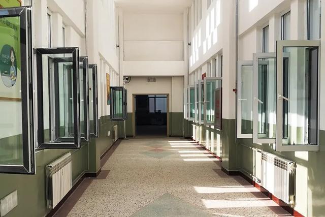 楼道,教室窗户都大开着通风透气,确保学生有一个安全的学习环境