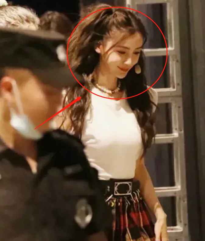蔡徐坤第四个关注baby,蔡徐坤表白杨颖 蔡徐坤参加快本,站c位超抢镜,我却在关注一旁的baby黄明昊