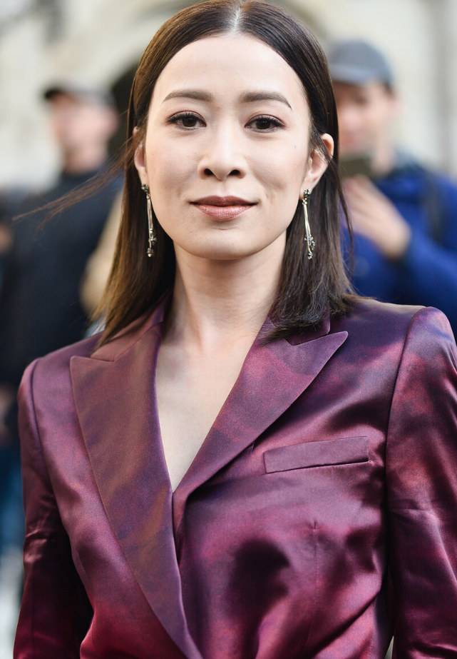 佘诗曼美出新高度,穿火焰西装套装配中分齐肩发,无滤镜也扛得住|西装