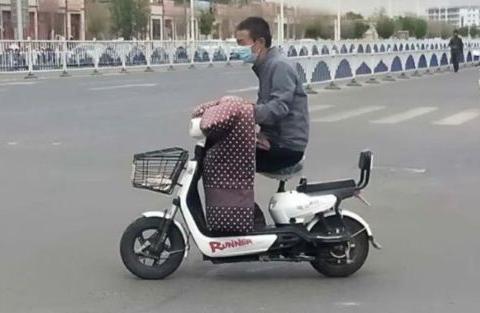 禁摩又限电，家长质问，接送孩子上学怎么办？专家建议更扎心