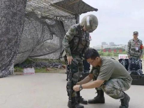 若开战能救上万士兵性命，中国外骨骼测试，女兵背140斤伤员狂奔