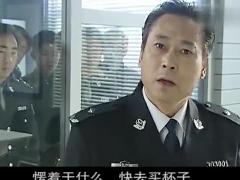 诈骗犯母亲大闹警局，领导当众教训她，受害者送来锦旗感谢！