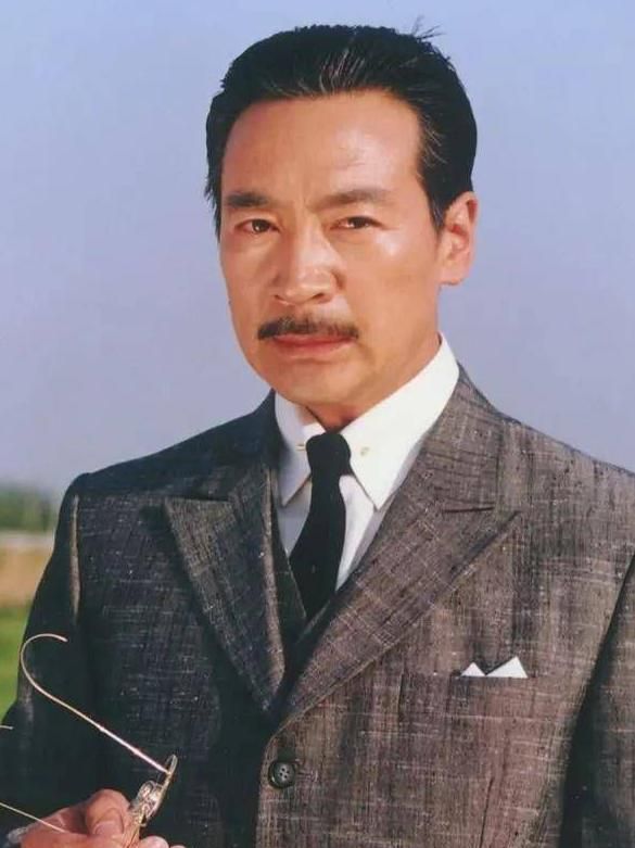 寇振海演陆振华娶9姨太,戏外2婚娶小21岁娇妻,54岁老来得子?